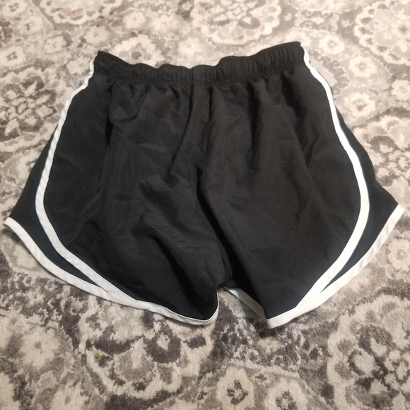 💘 Nike Womens Black Running Shorts - Picture 2 of 3